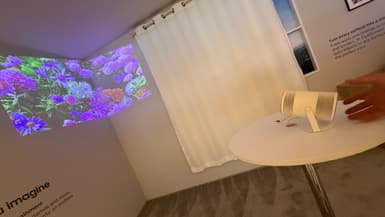 Le vidéoprojecteur Samsung Freestyle+ s'ajuste automatiquement aux angles et surfaces
