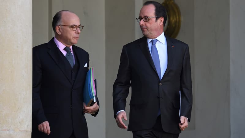 L'ancien chef de l'État François Hollande et son ministre de l'Intérieur de l'époque, Bernard Cazeneuve. (Photo d'illustration)