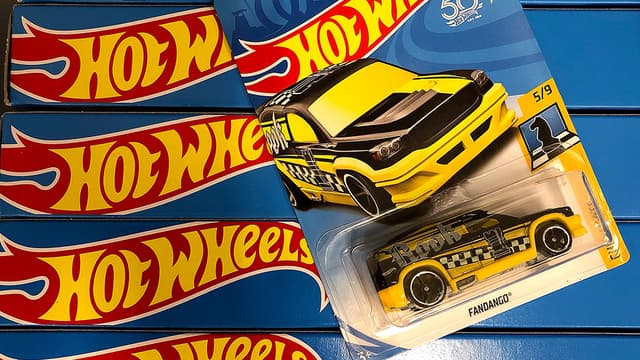Une petite voiture Hot Wheels de Mattel.