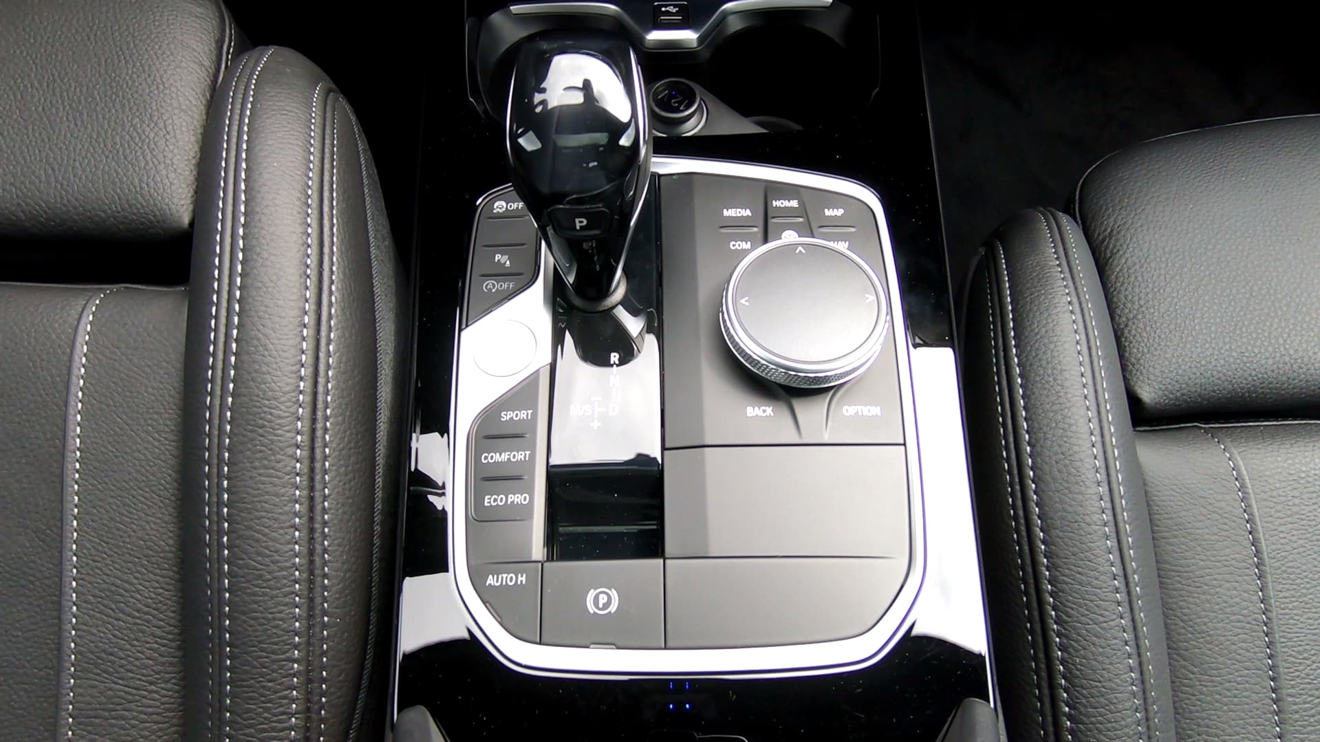 La console épurée avec le bouton de démarrage, les modes de conduite, le levier de vitesse et la molette d'accès aux fonctions de confort et réglages. La console épurée avec le bouton de démarrage, les modes de conduite, le levier de vitesse et la molette d'accès aux fonctions de confort et réglages.