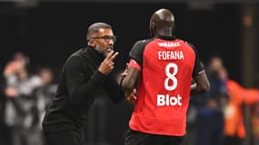 Habib Beye donne ses consignes à Seko Fofana lors du match Rennes-Lens le 28 septembre 2025
