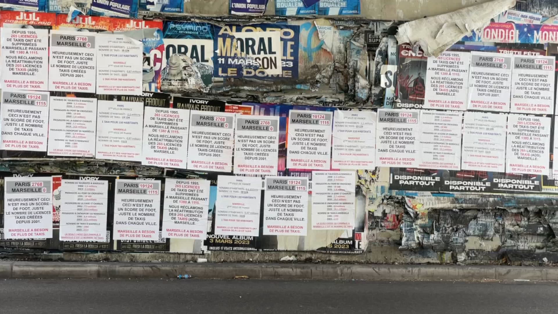Une  campagne d'affichage réclamant plus de taxis à Marseille en août 2023