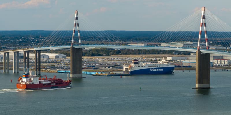 Le pont de Saint-Nazaire. (Illustration).
