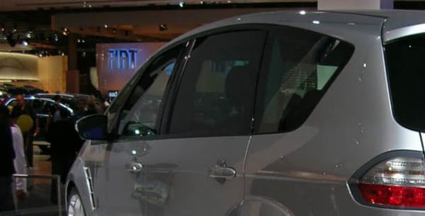 Le Ford S-Max Sport était de son côté sur un tapis de neige Le Ford S-Max Sport était de son côté sur un tapis de neige