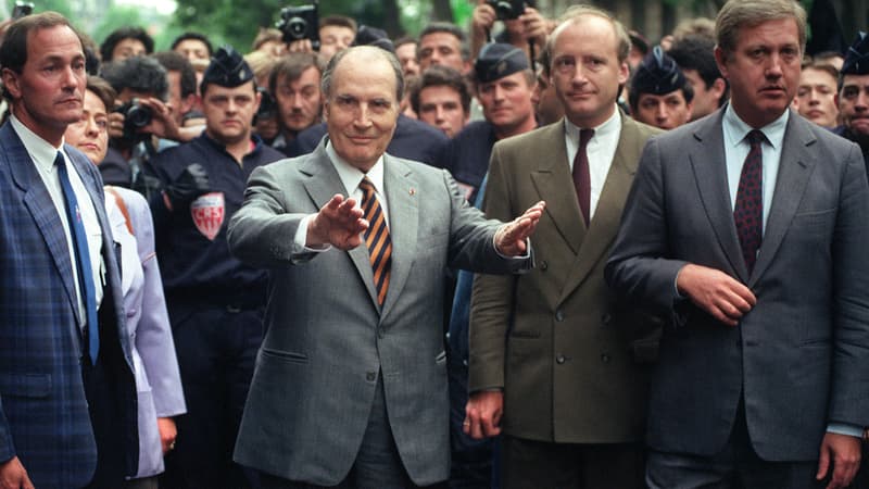 François Mitterrand arrive place de la Bastille pour une manifestation contre le racisme et l'antisémitisme,  le 14 mai 1990, à la suite de la profanation du cimetière juif de Carpentras.