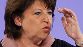 Martine Aubry s'est rendue mercredi à la rencontre de ceux "qui ont le sentiment d'être oubliés", à Denain, dans le Nord, pour défendre les propositions de François Hollande en matière d'éducation, de justice et d'emploi. /Photo d'archives/REUTERS/Charles