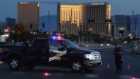 Des véhicules de police devant l'hôtel Mandala Bay, à Las Vegas. 