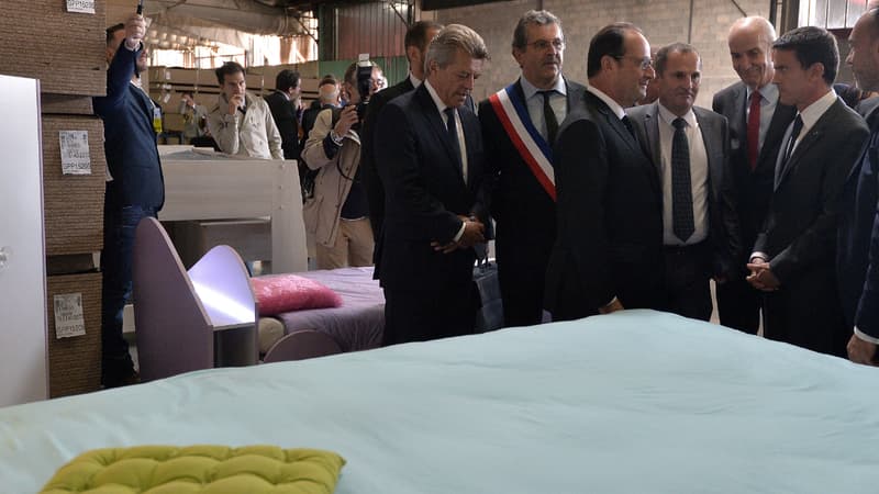 François Hollande et Manuel Valls ont visité ce lundi 14 septembre le site de production de Parisot en Haute-Saône, chantre du "made in France" dans le meuble.