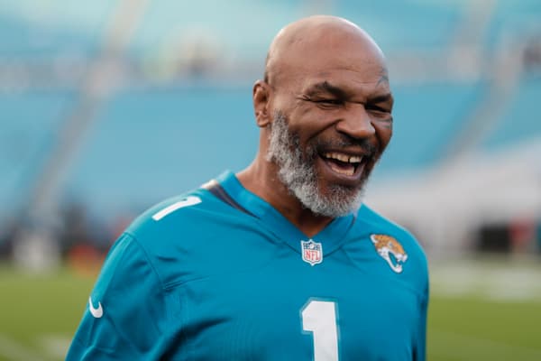 Mike Tyson tout sourire en septembre 2019 à l'occasion d'un match NFL entre les Jacksonville Jaguars et les Tennessee Titans 