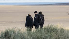Des militants d'extrême droite britanniques surveillent la plage de Gravelines, pour empêcher des migrants de traverser la Manche, le 5 décembre 2025 dans le nord de la France