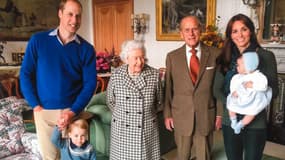 William, Kate et leurs enfants, accompagnés de la reine Elizabeth et du prince Philip