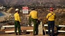 Des pompiers observent les montagnes brûlées de Santa Monica depuis le quartier de Pacific Palisades à Los Angeles, en Californie, le 13 janvier 2025.