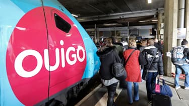 Des voyageurs descendent d'un TGV Ouigo.