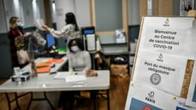 Dans un centre de vaccination contre le Covid-19 à Paris, le 27 novembre 2021