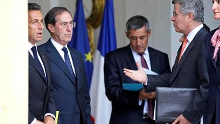 Nicolas Sarkozy entouré de ses conseillers à l'Elysée Claude Guéant, Henri Guaino et Jean-David Levitte (de gauche à droite). La grogne des diplomates sur la politique étrangère du chef de l'Etat, dans laquelle Henri Guaino et Jean-David Levitte jouent un