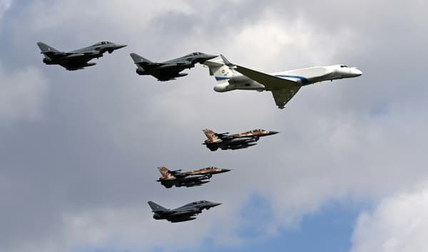 Des F-16 israéliens volent en formation au-dessus de la base de Fürstenfeldbruck, près de Munich (Allemagne), le 18 août 2020