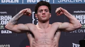 Le boxeur irlandais John Cooney à la pesée avant un combat, 2024