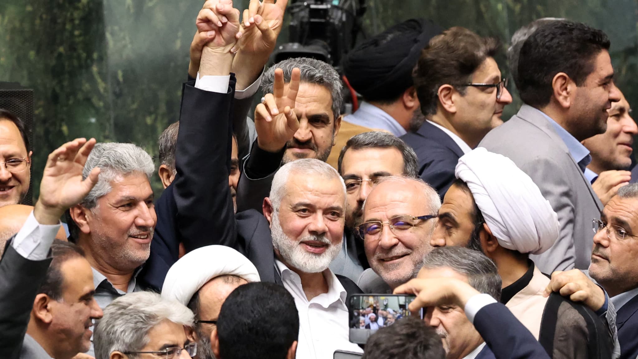 Ismael Haniyeh, chef politique du Hamas, entouré de législateurs, lors de la cérémonie de serment du nouveau président iranien, au parlement de Téhéran, le 30 juillet 2024.