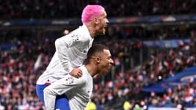 Antoine Griezmann et Kylian Mbappé (capitaine) avec l'équipe de France, 24 mars 2023