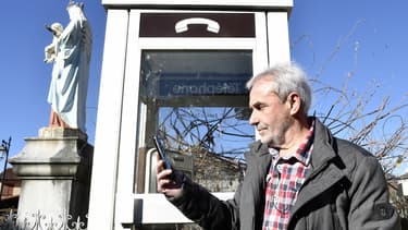 L'État propose aux collectivités d'assurer elles-mêmes la maîtrise d'ouvrage de la construction des infrastructures, en bénéficiant d'une subvention de 100.000 euros par antenne mobile et de 130.000 euros dans les zones de montagne.