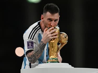 Lionel Messi avec la Coupe du monde après France-Argentine