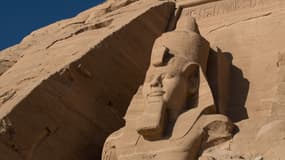 Une statue de Ramsès II devant l'un des temples du site égyptien d'Abou Simbel. (photo d'illustration)