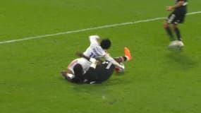 La faute d'Ismaël Doukouré sur Malick Fofana lors du match Lyon-Strasbourg, 26 octobre 2025