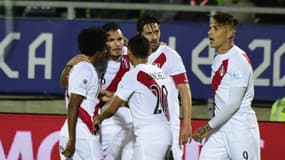 Claudio Pizarro entouré de ses coéquipiers