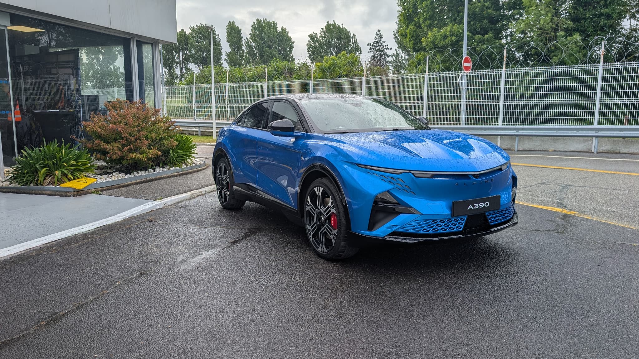 el "Sport Fastback" A390 frente a una entrada a la fabricación Alpine Jean Rédélé en Dieppe. >></source></source></source></source></source></source></source></source></picture><figcaption><span class="legend_credit_inline">The “Fastback” A390 in front of an entrance to Alpine Jean Rédélé manufacturing in Dieppe. © JB</span></figcaption></figure>
<p>Beyond the Alpine brand, in the Renault series models, the final “RS line” has also been replaced by an “alpine spirit” firm also weaving this link between motor sport and serial cars. The Chief of the Group thus hosted the first successes of this strategy, with the sales of the A110 Coupe at the end of the cycle that tripled last year, including a limited edition “A110 R Ultimate” to 265,000 euros, and a R5 Turbo 3rd to 155,000 euros that has already fulfilled its orders book.</p>
<h2 class="subheading" id="872kd">The first Alpina family</h2>
<p>The opportunity to fix the course in the future, after the A290, the alpine decline of the R5 launched last year, is a total of 7 100% electric models that are expected in the manufacturer’s range, its “dream garage” by 2030. Before the next generation of A110, this A390, presented in the form of a concept in the last World Cup, was particularly expected.</p>
<p>Therefore, what is presented as an electric version of 5 A110 of the A110 Coupe reached the stage with the driver of Formula 1, Pierre Gasly, and in Co -pilot, the star of French football, Zinédine Zidane, alpine ambassador and godfather of their equal opportunities for opportunities.</p>
<figure class="embed image_inline"><picture><source media="(min-width: 441px)" width="1542" height="2048" srcset="https://images.bfmtv.com/yaIVgPhDG0RRBDfxTg1yfC0ZngM=/0x0:1542x2048/580x0/images/Lancement-Alpine-A390-2088818.webp, https://images.bfmtv.com/68dVM3napy4-xhr2MH-yoombkdI=/0x0:1542x2048/1160x0/images/Lancement-Alpine-A390-2088818.webp 2x" type="image/webp"><source media="(min-width: 441px)" width="1542" height="2048" srcset="https://images.bfmtv.com/QVKwT0ZtQScd3D18Ajm5ejn8wOg=/0x0:1542x2048/580x0/images/Lancement-Alpine-A390-2088818.jpg, https://images.bfmtv.com/M-r4JoFB764qDMksm6OrBTeGXkU=/0x0:1542x2048/1160x0/images/Lancement-Alpine-A390-2088818.jpg 2x" type="image/jpeg"><source media="(min-width: 361px)" width="1542" height="2048" srcset="https://images.bfmtv.com/soERiMdJsTRST7XcuY6XQxMFHZQ=/0x0:1542x2048/320x0/images/Lancement-Alpine-A390-2088818.webp, https://images.bfmtv.com/0ZrLCmbF8h47iZmvY6LLaQLOMqM=/0x0:1542x2048/640x0/images/Lancement-Alpine-A390-2088818.webp 2x" type="image/webp"><source media="(min-width: 361px)" width="1542" height="2048" srcset="https://images.bfmtv.com/Goph-ykN-CRRfZQ_09VRc9S-g5U=/0x0:1542x2048/320x0/images/Lancement-Alpine-A390-2088818.jpg, https://images.bfmtv.com/Gqj95z5v-eJB8P0JG00fdHigqv0=/0x0:1542x2048/640x0/images/Lancement-Alpine-A390-2088818.jpg 2x" type="image/jpeg"><source media="(min-width: 321px)" width="1542" height="2048" srcset="https://images.bfmtv.com/ppb6S-gP-lyQmHEpb-Y00DvPmIk=/0x0:1542x2048/280x0/images/Lancement-Alpine-A390-2088818.webp, https://images.bfmtv.com/PUCFf39qS53x8pep2GaUqDnwWCc=/0x0:1542x2048/560x0/images/Lancement-Alpine-A390-2088818.webp 2x" type="image/webp"><source media="(min-width: 321px)" width="1542" height="2048" srcset="https://images.bfmtv.com/fMTtMrBXJV8GTbnbDs2Wj7C3NVA=/0x0:1542x2048/280x0/images/Lancement-Alpine-A390-2088818.jpg, https://images.bfmtv.com/Jz8r0A0wrt5_ciGB5QNXPOhQ1xw=/0x0:1542x2048/560x0/images/Lancement-Alpine-A390-2088818.jpg 2x" type="image/jpeg"><source media="(min-width: 300px)" width="1542" height="2048" srcset="https://images.bfmtv.com/L_drdbaZaHLSmLqgeGAxlX-3yoo=/0x0:1542x2048/260x0/images/Lancement-Alpine-A390-2088818.webp, https://images.bfmtv.com/9vrPYS8iKoYSh-fIRVWrKH3w13w=/0x0:1542x2048/520x0/images/Lancement-Alpine-A390-2088818.webp 2x" type="image/webp"><source media="(min-width: 300px)" width="1542" height="2048" srcset="https://images.bfmtv.com/TodSrf9U9YYwUCjvXOBDobGINAk=/0x0:1542x2048/260x0/images/Lancement-Alpine-A390-2088818.jpg, https://images.bfmtv.com/IgLRQ1csM_C8OeV6cIc6XjwgOmA=/0x0:1542x2048/520x0/images/Lancement-Alpine-A390-2088818.jpg 2x" type="image/jpeg"><img decoding="async" loading="lazy" width="1542" height="2048" src="https://images.bfmtv.com/Yn__UqnpXGMHKSgFoC0bN2_H8t4=/0x941:1520x1796/1542x0/images/Lancement-Alpine-A390-2088818.jpg" srcset="https://images.bfmtv.com/Yn__UqnpXGMHKSgFoC0bN2_H8t4=/0x941:1520x1796/1542x0/images/Lancement-Alpine-A390-2088818.jpg, https://images.bfmtv.com/lz8pK3mErU3S9_43EZqYyjUme1A=/0x941:1520x1796/3084x0/images/Lancement-Alpine-A390-2088818.jpg 2x" alt="Together with the A390, which had just been presented in Dieppe this Tuesday, May 27, 2025, from left to right, footballer Zinedine Zidane, the F1 pilot, Pierre Gasly, the head of the Renault Luca group of Meo and the head of Alpine Philippe Krief." title="Together with the A390, which had just been presented in Dieppe this Tuesday, May 27, 2025, from left to right, footballer Zinedine Zidane, the F1 pilot, Pierre Gasly, the head of the Renault Luca group of Meo and the head of Alpine Philippe Krief."></source></source></source></source></source></source></source></source></picture><figcaption><span class="legend_credit_inline">Together with the A390, which had just been presented in Dieppe this Tuesday, May 27, 2025, from left to right, footballer Zinedine Zidane, the F1 pilot, Pierre Gasly, the head of the Renault Luca group of Meo and the head of Alpine Philippe Krief. © JB</span></figcaption></figure>
<p>A serial version according to what the public could expect, by conserving certain inspirations of the prototype discovered last October, and in particular the rather sports proportions for a SUV. A length of 4.61 meters, which sufficiently provides space on board and a trunk of 532 liters, unheard of Alpine.</p>
<p>The idea is still to offer the first Alpine family, with an 89 KWh battery capable of offering more than 520 autonomy. But you must also comply with the brand’s DNA, between sports and agility. Three electric motors, one in the front, two in the rear, can offer up to 470 horsepower.</p>
<p>Nor is it too much to boost the more than 2.1 tons of this model. A certain inconsistency with the cult of the legality presented by Alpine, but which has advanced technologies such as an “active couple distribution” to guarantee a certain agility for this “Big A110”. In the circuit, the performance would be very close between the SUV Coupé and the little Berlinette.</p>
<figure class="embed image_inline"><picture><source media="(min-width: 441px)" width="2048" height="1542" srcset="https://images.bfmtv.com/YZ2Gq9U5DmQ8ivR2y9nCN3im7Ew=/0x0:2048x1542/580x0/images/Alpine-A390-interieur-2088834.webp, https://images.bfmtv.com/aM17uRj9pbL-of65XdRKP7eHiWE=/0x0:2048x1542/1160x0/images/Alpine-A390-interieur-2088834.webp 2x" type="image/webp"><source media="(min-width: 441px)" width="2048" height="1542" srcset="https://images.bfmtv.com/i0k1INxrN2G3b0K1-GMbBDv99O4=/0x0:2048x1542/580x0/images/Alpine-A390-interieur-2088834.jpg, https://images.bfmtv.com/QmC7hmemYu1v3In7-0U8gwth6_0=/0x0:2048x1542/1160x0/images/Alpine-A390-interieur-2088834.jpg 2x" type="image/jpeg"><source media="(min-width: 361px)" width="2048" height="1542" srcset="https://images.bfmtv.com/2u4wSIaRBxuX_owZTBCGCDlFMSw=/0x0:2048x1542/320x0/images/Alpine-A390-interieur-2088834.webp, https://images.bfmtv.com/9fnvcyXZE0rl24Z21lY_8pz0LZM=/0x0:2048x1542/640x0/images/Alpine-A390-interieur-2088834.webp 2x" type="image/webp"><source media="(min-width: 361px)" width="2048" height="1542" srcset="https://images.bfmtv.com/60DVXf450NRpDAylesELgap6a7I=/0x0:2048x1542/320x0/images/Alpine-A390-interieur-2088834.jpg, https://images.bfmtv.com/k46a0f8x8hRt_NK4KYrwh6zNJtY=/0x0:2048x1542/640x0/images/Alpine-A390-interieur-2088834.jpg 2x" type="image/jpeg"><source media="(min-width: 321px)" width="2048" height="1542" srcset="https://images.bfmtv.com/3oVPrHV8aMdTHWEeTLRZixwReBo=/0x0:2048x1542/280x0/images/Alpine-A390-interieur-2088834.webp, https://images.bfmtv.com/9xz7iYLGJf9SBjSHYnaGBMe0UN8=/0x0:2048x1542/560x0/images/Alpine-A390-interieur-2088834.webp 2x" type="image/webp"><source media="(min-width: 321px)" width="2048" height="1542" srcset="https://images.bfmtv.com/ipkxzbzN12vXAmWUwc2eus-MN5M=/0x0:2048x1542/280x0/images/Alpine-A390-interieur-2088834.jpg, https://images.bfmtv.com/rEBe1aBP7Goh9W9BbBFKimBDsms=/0x0:2048x1542/560x0/images/Alpine-A390-interieur-2088834.jpg 2x" type="image/jpeg"><source media="(min-width: 300px)" width="2048" height="1542" srcset="https://images.bfmtv.com/_Jc5m4Dj9O0fO5aaaFvdkCNRDRw=/0x0:2048x1542/260x0/images/Alpine-A390-interieur-2088834.webp, https://images.bfmtv.com/N5Dfe4fUZBIQhC2iIUTvwRZwW0w=/0x0:2048x1542/520x0/images/Alpine-A390-interieur-2088834.webp 2x" type="image/webp"><source media="(min-width: 300px)" width="2048" height="1542" srcset="https://images.bfmtv.com/M9-0piTj3CXitJfTwEtglaLMDl0=/0x0:2048x1542/260x0/images/Alpine-A390-interieur-2088834.jpg, https://images.bfmtv.com/LZsTJR2soFclIZ9EYBi2zXf7CmI=/0x0:2048x1542/520x0/images/Alpine-A390-interieur-2088834.jpg 2x" type="image/jpeg"><img decoding="async" loading="lazy" width="2048" height="1542" src="https://images.bfmtv.com/8qWgBFQyNsu340TRjI52PAInOKQ=/0x374:2048x1526/2048x0/images/Alpine-A390-interieur-2088834.jpg" srcset="https://images.bfmtv.com/8qWgBFQyNsu340TRjI52PAInOKQ=/0x374:2048x1526/2048x0/images/Alpine-A390-interieur-2088834.jpg, https://images.bfmtv.com/TBDxCa86pOzuchNTSY0t3h2EuWI=/0x374:2048x1526/4096x0/images/Alpine-A390-interieur-2088834.jpg 2x" alt="The interior of the Alpine A390 logically occupies the screens of the latest Renault models, such as the megane or the picturesque, elements of the A290 steering wheel, all in an orderly environment, seats with the board." title="The interior of the Alpine A390 logically occupies the screens of the latest Renault models, such as the megane or the picturesque, elements of the A290 steering wheel, all in an orderly environment, seats with the board."></source></source></source></source></source></source></source></source></picture><figcaption><span class="legend_credit_inline">The interior of the Alpine A390 logically occupies the screens of the latest Renault models, such as the megane or the picturesque, elements of the A290 steering wheel, all in an orderly environment, seats with the board. © JB</span></figcaption></figure>
<p>Inside, there is a good level of finish and the use of noble materials such as leather and carbon. Digital instrumentation is made of the latest Renault models such as Mégane or Scenic. An interface that now refers to the market, but perhaps pushes the exchange of components within the group too far. In a car that will be sold between 65,000 and 75,000 euros, customers will accept an interior “too Renault”? Response to orders opening in September.</p>
<h2 class="subheading" id="ckjc9">A Dieppe factory in full transformation</h2>
<p>Meanwhile, the Alpine Manufacture Diepe Jean Rédélé, its official name since 2022, is preparing for a change of scale. This is still the most compact factory of the body mountain of the Renault group will move from a fairly limited production of a single model, the A110, to that of a vehicle that is intended for much larger volumes. The A290 is assembled in the Douai factory, such as R5.</p>
<figure class="embed image_inline"><picture><source media="(min-width: 441px)" width="2048" height="1542" srcset="https://images.bfmtv.com/u62Lt4Lv9gTKZDGXqTCJzUQkElA=/0x0:2048x1542/580x0/images/Alpine-A390-2088776.webp, https://images.bfmtv.com/y6w7nYnLb9yXD_sENgnTpQKT8yE=/0x0:2048x1542/1160x0/images/Alpine-A390-2088776.webp 2x" type="image/webp"><source media="(min-width: 441px)" width="2048" height="1542" srcset="https://images.bfmtv.com/eqg52PmOHKtmEneeVxxU3Q-0yY0=/0x0:2048x1542/580x0/images/Alpine-A390-2088776.jpg, https://images.bfmtv.com/1OU-9p8uvt9qctmNIxsbA16eEHE=/0x0:2048x1542/1160x0/images/Alpine-A390-2088776.jpg 2x" type="image/jpeg"><source media="(min-width: 361px)" width="2048" height="1542" srcset="https://images.bfmtv.com/fYdl5OBnuH6ejo3-cNcIHYGaQFs=/0x0:2048x1542/320x0/images/Alpine-A390-2088776.webp, https://images.bfmtv.com/T4iBHlvEU7PG_p43M08YabCvl4c=/0x0:2048x1542/640x0/images/Alpine-A390-2088776.webp 2x" type="image/webp"><source media="(min-width: 361px)" width="2048" height="1542" srcset="https://images.bfmtv.com/q9Va9fa0ndxXLHmMghi1OUqQIb4=/0x0:2048x1542/320x0/images/Alpine-A390-2088776.jpg, https://images.bfmtv.com/gY4QwXy_AUoBkv_bB0icqtuG9YI=/0x0:2048x1542/640x0/images/Alpine-A390-2088776.jpg 2x" type="image/jpeg"><source media="(min-width: 321px)" width="2048" height="1542" srcset="https://images.bfmtv.com/XaAJGDLMknC1sU1VxOXGWQT6LpY=/0x0:2048x1542/280x0/images/Alpine-A390-2088776.webp, https://images.bfmtv.com/qD_DK4YgVVO-c6pdZT6neVQpk7M=/0x0:2048x1542/560x0/images/Alpine-A390-2088776.webp 2x" type="image/webp"><source media="(min-width: 321px)" width="2048" height="1542" srcset="https://images.bfmtv.com/ZBV0-QpzXtNOXT109mGuc23fpmc=/0x0:2048x1542/280x0/images/Alpine-A390-2088776.jpg, https://images.bfmtv.com/yK9JGgQH39Z9C5K98m2PikhaWNg=/0x0:2048x1542/560x0/images/Alpine-A390-2088776.jpg 2x" type="image/jpeg"><source media="(min-width: 300px)" width="2048" height="1542" srcset="https://images.bfmtv.com/Y9fGJ9mw9QwbjsHOu-Gcl4REz0c=/0x0:2048x1542/260x0/images/Alpine-A390-2088776.webp, https://images.bfmtv.com/3SVAkmt_zirMcmZd3GysDTOabFY=/0x0:2048x1542/520x0/images/Alpine-A390-2088776.webp 2x" type="image/webp"><source media="(min-width: 300px)" width="2048" height="1542" srcset="https://images.bfmtv.com/3taR9Q0BnbQgbRFmjB_zi3zKTn8=/0x0:2048x1542/260x0/images/Alpine-A390-2088776.jpg, https://images.bfmtv.com/BkjktJ7IfrRz59q5FzVg4jqG-W4=/0x0:2048x1542/520x0/images/Alpine-A390-2088776.jpg 2x" type="image/jpeg"><img decoding="async" loading="lazy" width="2048" height="1542" src="https://images.bfmtv.com/RMrpf1LeRLbjRGbLxW9Ps3UoEkE=/0x283:2048x1435/2048x0/images/Alpine-A390-2088776.jpg" srcset="https://images.bfmtv.com/RMrpf1LeRLbjRGbLxW9Ps3UoEkE=/0x283:2048x1435/2048x0/images/Alpine-A390-2088776.jpg, https://images.bfmtv.com/pmjCA0QH8N_0BLwpbG4T2lDdcrE=/0x283:2048x1435/4096x0/images/Alpine-A390-2088776.jpg 2x" alt="The Alpine A390 against the manufacture Jean Rédélé de Dieppe." title="The Alpine A390 against the manufacture Jean Rédélé de Dieppe."></source></source></source></source></source></source></source></source></picture><figcaption><span class="legend_credit_inline">The Alpine A390 against the manufacture Jean Rédélé de Dieppe. © JB</span></figcaption></figure>
<blockquote class="embed embed_quote"><p><span>“The A390 will also be an opportunity to accelerate the development of Alpine abroad, particularly in Europe” underlines Sovany Ang, brand head of the brand.</span></p></blockquote>
<p>“We are very good in France, in segment A110, but behind there are very important markets such as the United Kingdom, Germany, Spain or Italy, but also in northern Europe, more mature on Electric, with the launches of the A290 and the A390” she continues.</p>
<figure class="embed image_inline"><picture><source media="(min-width: 441px)" width="2048" height="1542" srcset="https://images.bfmtv.com/ENlTj0YIFHa-X8oNjen4Gbu9gF8=/0x0:2048x1542/580x0/images/Usine-Alpine-Dieppe-A390-et-A110-2088784.webp, https://images.bfmtv.com/fjt9y9Nas82FgLV0Z8DEyVrmvHs=/0x0:2048x1542/1160x0/images/Usine-Alpine-Dieppe-A390-et-A110-2088784.webp 2x" type="image/webp"><source media="(min-width: 441px)" width="2048" height="1542" srcset="https://images.bfmtv.com/awINnXHCeqmFFWEM077ws53Pi6A=/0x0:2048x1542/580x0/images/Usine-Alpine-Dieppe-A390-et-A110-2088784.jpg, https://images.bfmtv.com/mByP4QFMlVltXAsoAPSOTrAzTVo=/0x0:2048x1542/1160x0/images/Usine-Alpine-Dieppe-A390-et-A110-2088784.jpg 2x" type="image/jpeg"><source media="(min-width: 361px)" width="2048" height="1542" srcset="https://images.bfmtv.com/WKtJcyPbxeeWtW3n4BmJ1sHRlXY=/0x0:2048x1542/320x0/images/Usine-Alpine-Dieppe-A390-et-A110-2088784.webp, https://images.bfmtv.com/ZWCNaI389WEyMcJ1I9n0beX-sbE=/0x0:2048x1542/640x0/images/Usine-Alpine-Dieppe-A390-et-A110-2088784.webp 2x" type="image/webp"><source media="(min-width: 361px)" width="2048" height="1542" srcset="https://images.bfmtv.com/38kdjo5XFNXP6stCwQGv2VVUSSU=/0x0:2048x1542/320x0/images/Usine-Alpine-Dieppe-A390-et-A110-2088784.jpg, https://images.bfmtv.com/kyO6HPnIh0lI0tg_DvzJSHNoizg=/0x0:2048x1542/640x0/images/Usine-Alpine-Dieppe-A390-et-A110-2088784.jpg 2x" type="image/jpeg"><source media="(min-width: 321px)" width="2048" height="1542" srcset="https://images.bfmtv.com/t8EAzlKAWVz_XwmtTErU5H--VDQ=/0x0:2048x1542/280x0/images/Usine-Alpine-Dieppe-A390-et-A110-2088784.webp, https://images.bfmtv.com/fbOlWQFnzzgJEiogxnV4kPsnkHU=/0x0:2048x1542/560x0/images/Usine-Alpine-Dieppe-A390-et-A110-2088784.webp 2x" type="image/webp"><source media="(min-width: 321px)" width="2048" height="1542" srcset="https://images.bfmtv.com/BHjHaNtgiTpEpKVmvdnBhVd77pk=/0x0:2048x1542/280x0/images/Usine-Alpine-Dieppe-A390-et-A110-2088784.jpg, https://images.bfmtv.com/scqq4qBtekSpvBMY7AJ5Oa65ylg=/0x0:2048x1542/560x0/images/Usine-Alpine-Dieppe-A390-et-A110-2088784.jpg 2x" type="image/jpeg"><source media="(min-width: 300px)" width="2048" height="1542" srcset="https://images.bfmtv.com/rc1sYifFpcIG5DJ4AKnlpX988mE=/0x0:2048x1542/260x0/images/Usine-Alpine-Dieppe-A390-et-A110-2088784.webp, https://images.bfmtv.com/GzjsmQqPwe4NoamMIyldo2wTwuQ=/0x0:2048x1542/520x0/images/Usine-Alpine-Dieppe-A390-et-A110-2088784.webp 2x" type="image/webp"><source media="(min-width: 300px)" width="2048" height="1542" srcset="https://images.bfmtv.com/PeHxe734FeWnKjmfsKYJjOqEuZs=/0x0:2048x1542/260x0/images/Usine-Alpine-Dieppe-A390-et-A110-2088784.jpg, https://images.bfmtv.com/yVm3fkUkkomgYDJs0BI6jGFv0jU=/0x0:2048x1542/520x0/images/Usine-Alpine-Dieppe-A390-et-A110-2088784.jpg 2x" type="image/jpeg"><img decoding="async" loading="lazy" width="2048" height="1542" src="https://images.bfmtv.com/albBgTcS17rDuY9OUYsHq8IlTFI=/0x195:2048x1347/2048x0/images/Usine-Alpine-Dieppe-A390-et-A110-2088784.jpg" srcset="https://images.bfmtv.com/albBgTcS17rDuY9OUYsHq8IlTFI=/0x195:2048x1347/2048x0/images/Usine-Alpine-Dieppe-A390-et-A110-2088784.jpg, https://images.bfmtv.com/yfPa6F4CUosGRehyRy-BPchrtC8=/0x195:2048x1347/4096x0/images/Usine-Alpine-Dieppe-A390-et-A110-2088784.jpg 2x" alt="In the assembly line of the manufacture of Jean Rédélé de Dieppe, where the A110 and the A390 are produced." title="In the assembly line of the manufacture of Jean Rédélé de Dieppe, where the A110 and the A390 are produced."></source></source></source></source></source></source></source></source></picture><figcaption><span class="legend_credit_inline">In the assembly line of the manufacture of Jean Rédélé de Dieppe, where the A110 and the A390 are produced. © JB</span></figcaption></figure>
<p>In recent months, the Diepe factory has been modernized with new more modern machines in the chain or at the level of the painting workshop and a quality manual control, but now completed by cameras and the use of artificial intelligence. Enough to detect the slightest defect and meet high gas specifications. The site currently uses 377 employees, including 80 recruited in the last three years and 120 temporary workers.</p>
<div class="BeOpWidget" data-name="inread"></div>
<p>Sena’s maritime site is now inserted into an ecosystem linked to the Electricization of the A390: the engines come from the neighboring factory of Cléon, the elements of the body (the elements of the body (the elements of the body (the elements of the body (the “the” white boxes “) and the batteries packages of the Duai factory (north). Verkor will provide the cells, who recently began the tests in their Gigafactroy of Dunkerque just outside the ground.</p>
<div class="display_ads_mobile">
<div id="sas_135327_s" class="bloc_center_full">
<div id="sas_135327_container">
<div id="sas_135327" class="display_ad"></div>
</div>
</div>
</div>
</div>
</div>
<p><span class="author_name">Author: Julien Bonnet, in Dieppe</span><br />
Source: BFM TV</p>
<div class="saboxplugin-wrap" itemtype="http://schema.org/Person" itemscope itemprop="author"><div class="saboxplugin-tab"><div class="saboxplugin-gravatar"><img decoding="async" width="100" height="100" src="https://24newsbulletin.com/wp-content/uploads/2022/11/pexels-pixabay-415829-150x150.jpg" class="avatar avatar-100 photo" alt="Elizabeth Bauer" srcset="https://24newsbulletin.com/wp-content/uploads/2022/11/pexels-pixabay-415829-150x150.jpg 150w, https://24newsbulletin.com/wp-content/uploads/2022/11/pexels-pixabay-415829-24x24.jpg 24w, https://24newsbulletin.com/wp-content/uploads/2022/11/pexels-pixabay-415829-48x48.jpg 48w, https://24newsbulletin.com/wp-content/uploads/2022/11/pexels-pixabay-415829-96x96.jpg 96w, https://24newsbulletin.com/wp-content/uploads/2022/11/pexels-pixabay-415829-300x300.jpg 300w" sizes="(max-width: 100px) 100vw, 100px" /></div><div class="saboxplugin-authorname"><a href="https://24newsbulletin.com/author/elizabeth-bauer" class="vcard author" rel="author"><span class="fn">Elizabeth Bauer</span></a></div><div class="saboxplugin-desc"><div itemprop="description"></div></div><div class="clearfix"></div></div></div></div></div><div class="vc_row_inner tdi_117 vc_row vc_inner wpb_row td-pb-row" >
<style scoped>
/* custom css */
.tdi_117{
position: relative !important;
top: 0;
transform: none;
-webkit-transform: none;
}.tdi_117,
.tdi_117 .tdc-inner-columns{
display: block;
}.tdi_117 .tdc-inner-columns{
width: 100%;
}
/* inline tdc_css att */
.tdi_117{
margin-top:30px !important;
}
.tdi_117 .td_block_wrap{ text-align:left }
</style><div class="vc_column_inner tdi_119 wpb_column vc_column_container tdc-inner-column td-pb-span12">
<style scoped>
/* custom css */
.tdi_119{
vertical-align: baseline;
}.tdi_119 .vc_column-inner > .wpb_wrapper,
.tdi_119 .vc_column-inner > .wpb_wrapper .tdc-elements{
display: block;
}.tdi_119 .vc_column-inner > .wpb_wrapper .tdc-elements{
width: 100%;
}
</style><div class="vc_column-inner"><div class="wpb_wrapper" ><div class="wpb_wrapper td_block_separator td_block_wrap vc_separator tdi_122 td_separator_dashed td_separator_center"><span style="border-color:#EBEBEB;border-width:1px;width:100%;"></span>
<style scoped>
/* inline tdc_css att */
.tdi_122{
margin-top:10px !important;
margin-bottom:0px !important;
}
</style></div></div></div></div></div><div class="td_block_wrap tdb_single_post_share tdi_125 td-pb-border-top td_block_template_1" data-td-block-uid="tdi_125" >
<style>
/* inline tdc_css att */
.tdi_125{
margin-top:30px !important;
margin-bottom:30px !important;
}
</style>
<style>
/* custom css */
.tdi_125 .td-post-sharing,
.tdi_125 .tdb-share-classic{
text-align: center;
}.tdi_125 .td-social-share-text{
font-family:Oxygen !important;
}.tdi_125 .td-social-network{
font-family:Oxygen !important;
}
</style><div id="tdi_125" class="td-post-sharing tdb-block td-ps-bg td-ps-padding td-post-sharing-style2 "><div class="td-post-sharing-visible"><div class="td-social-sharing-button td-social-sharing-button-js td-social-handler td-social-share-text">
<div class="td-social-but-icon"><i class="td-icon-share"></i></div>
<div class="td-social-but-text">Share</div>
</div><a class="td-social-sharing-button td-social-sharing-button-js td-social-network td-social-facebook" href="https://www.facebook.com/sharer.php?u=https%3A%2F%2F24newsbulletin.com%2Fautomobile%2F276271.html" title="Facebook" ><div class="td-social-but-icon"><i class="td-icon-facebook"></i></div><div class="td-social-but-text">Facebook</div></a><a class="td-social-sharing-button td-social-sharing-button-js td-social-network td-social-twitter" href="https://twitter.com/intent/tweet?text=Renault+presents+%28in+the+company+of+Zinedine+Zidane%29+his+alpine+A390%2C+the+French+response+to+Porsche+SUV&url=https%3A%2F%2F24newsbulletin.com%2Fautomobile%2F276271.html&via=24+News+Bulletin" title="Twitter" ><div class="td-social-but-icon"><i class="td-icon-twitter"></i></div><div class="td-social-but-text">Twitter</div></a><a class="td-social-sharing-button td-social-sharing-button-js td-social-network td-social-pinterest" href="https://pinterest.com/pin/create/button/?url=https://24newsbulletin.com/automobile/276271.html&media=https://images.bfmtv.com/DFf22dIMw8EyFhvIWF6Z2ymgBhc=/0x258:2048x1410/2048x0/images/Alpine-A390-2088768.jpg&description=Renault+presents+%28in+the+company+of+Zinedine+Zidane%29+his+alpine+A390%2C+the+French+response+to+Porsche+SUV" title="Pinterest" ><div class="td-social-but-icon"><i class="td-icon-pinterest"></i></div><div class="td-social-but-text">Pinterest</div></a><a class="td-social-sharing-button td-social-sharing-button-js td-social-network td-social-whatsapp" href="https://api.whatsapp.com/send?text=Renault+presents+%28in+the+company+of+Zinedine+Zidane%29+his+alpine+A390%2C+the+French+response+to+Porsche+SUV %0A%0A https://24newsbulletin.com/automobile/276271.html" title="WhatsApp" ><div class="td-social-but-icon"><i class="td-icon-whatsapp"></i></div><div class="td-social-but-text">WhatsApp</div></a></div><div class="td-social-sharing-hidden"><ul class="td-pulldown-filter-list"></ul><a class="td-social-sharing-button td-social-handler td-social-expand-tabs" href="#" data-block-uid="tdi_125" title="More">
<div class="td-social-but-icon"><i class="td-icon-plus td-social-expand-tabs-icon"></i></div>
</a></div></div></div></div></div><div class="vc_column tdi_127 wpb_column vc_column_container tdc-column td-pb-span4 td-is-sticky">
<style scoped>
/* custom css */
.tdi_127{
vertical-align: baseline;
}.tdi_127 > .wpb_wrapper,
.tdi_127 > .wpb_wrapper > .tdc-elements{
display: block;
}.tdi_127 > .wpb_wrapper > .tdc-elements{
width: 100%;
}.tdi_127 > .wpb_wrapper > .vc_row_inner{
width: auto;
}.tdi_127 > .wpb_wrapper{
width: auto;
height: auto;
}
/* inline tdc_css att */
.tdi_127{
width:320px !important;
}
/* portrait */
@media (min-width: 768px) and (max-width: 1018px)
{
.tdi_127{
width:250px !important;
}
}
/* phone */
@media (max-width: 767px)
{
.tdi_127{
width:100% !important;
}
}
</style><div class="wpb_wrapper" data-sticky-offset="20"><div class="td_block_wrap td_block_title tdi_128 td-pb-border-top td_block_template_4 td-fix-index" data-td-block-uid="tdi_128" >
<style>
.td_block_template_4 .td-block-title {
font-size: 16px;
font-weight: 400;
margin-top: 0;
margin-bottom: 26px;
line-height: 31px;
text-align: left;
}
.td_block_template_4 .td-block-title > * {
background-color: #000;
color: #fff;
padding: 0 12px;
position: relative;
}
.td_block_template_4 .td-block-title > *:before {
content: The "Fastback" A390 in front of an entrance to Alpine Jean Rédélé manufacturing in Dieppe.