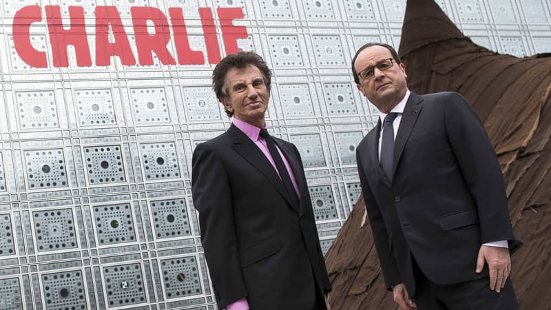 François Hollande a posé jeudi devant la façade de l'IMA où est inscrit en énormes lettres rouges en français et en arabe "nous sommes Charlie". Il était aux côtés du président de l'IMA, Jack Lang.