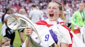 L'Anglaise Ellen White avec le trophée de l'Euro 2022 de football