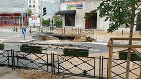 La rupture d'une canalisation a entraîné l'affaissement de la chaussée et une inondation.