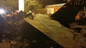 Image de débris sur le site du crash d'un avion militaire à Ieïsk, en Russie, le 17 octobre 2022