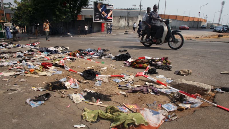 Des traces de sang étaient visibles mardi matin près du stade où des chaussures abandonnées jonchaient le sol.