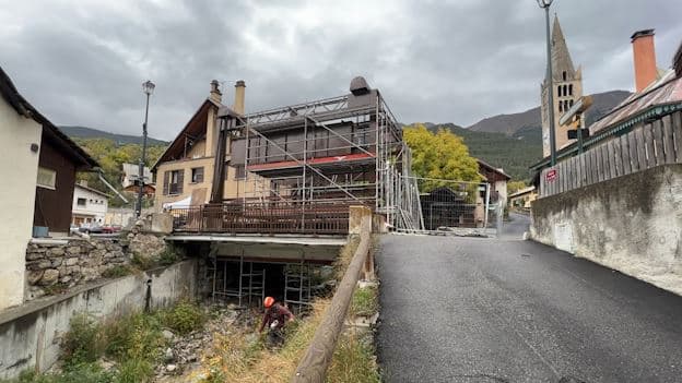 Le chantier du pont-levis de Saint-Chaffrey (Hautes-Alpes) la mi-octobre 2023.