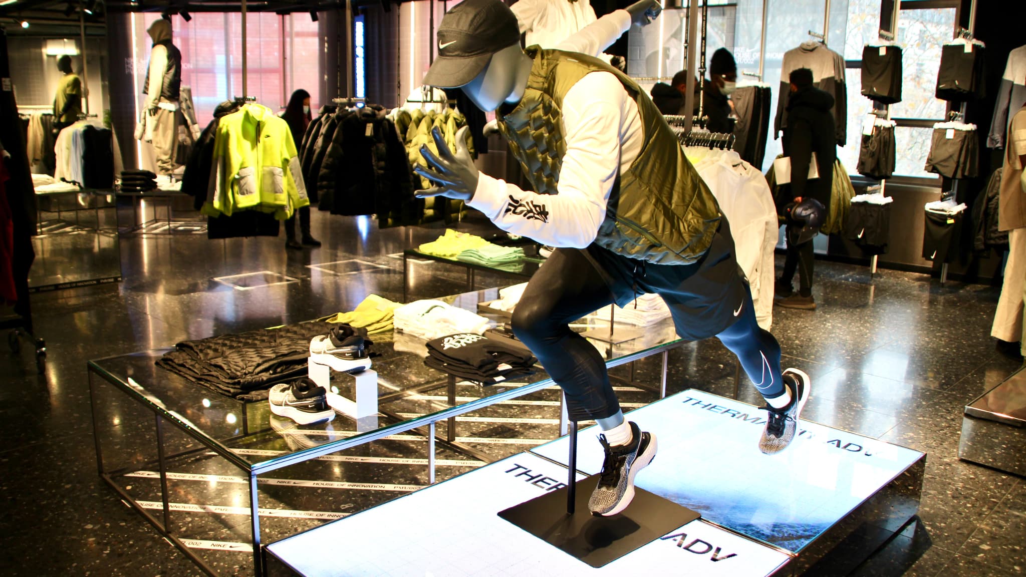 Soyez équipé en toutes circonstances avec la collection FIT ADV. 