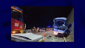 L'autocar, à bord duquel se trouvaient une quarantaine de passagers, a percuté la falaise sur la RN 320.