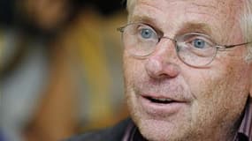 Le député européen Daniel Cohn-Bendit, figure du mouvement écologiste français, annonce dans un entretien au quotidien Les Echos de jeudi qu'il cesse de bouder son parti comme il l'avait décidé après son échec à l'élection de son secrétaire national en ju
