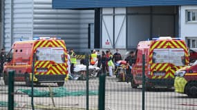 Des pompiers sont rassemblés autour des dépouilles de migrants morts dans le naufrage de leur embarcation, lors d'une tentative de traversée de la Manche le 3 septembre 2024