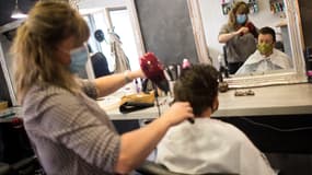 Un salon de coiffure sur l'île de Groix, dans le Morbihan, le 11 mai 2020, au premier jour du déconfinement (photo d'illustration)