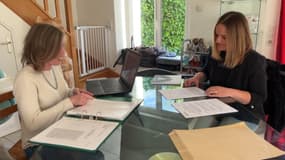 Mélanie et Charlotte, deux femmes veuves qui ont chacune entamé une procédure pour continuer leur parcours PMA respectif, à Caumont-sur-Orne (Calvados) le lundi 6 mai 2024.