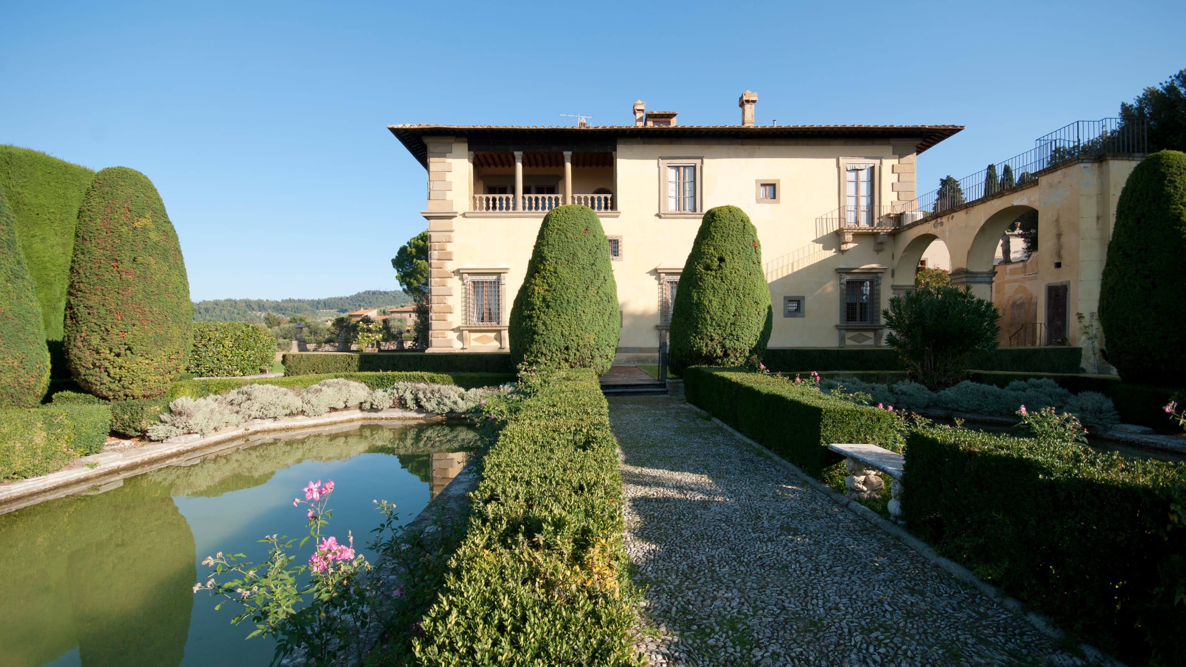 Nichée dans les collines, cette villa près de Florence bénéficie d'une vue exceptionnelle sur la vallée de l'Arno. Nichée dans les collines, cette villa près de Florence bénéficie d'une vue exceptionnelle sur la vallée de l'Arno.