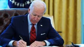 Le président américain Joe Biden signe des décrets présidentiels à la Maison Blanche, à Washington le 28 janvier 2021