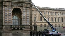Des policiers français se tiennent à côté du monte-charge utilisé par des cambrioleurs pour pénétrer dans le musée du Louvre, sur le quai François Mitterrand, à Paris, le 19 octobre 2025