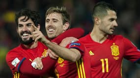 Le buteur espagnol Monreal félicité par ses coéquipiers