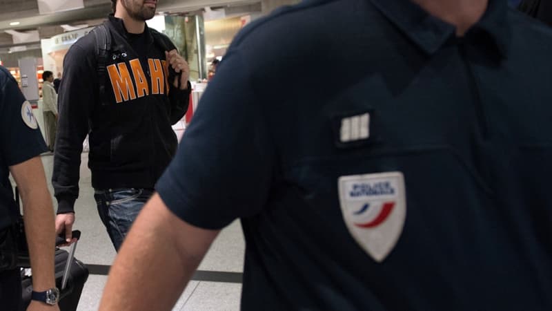 Nikola Karabatic conduit par les policiers dans les locaux de la PJ à Nanterre