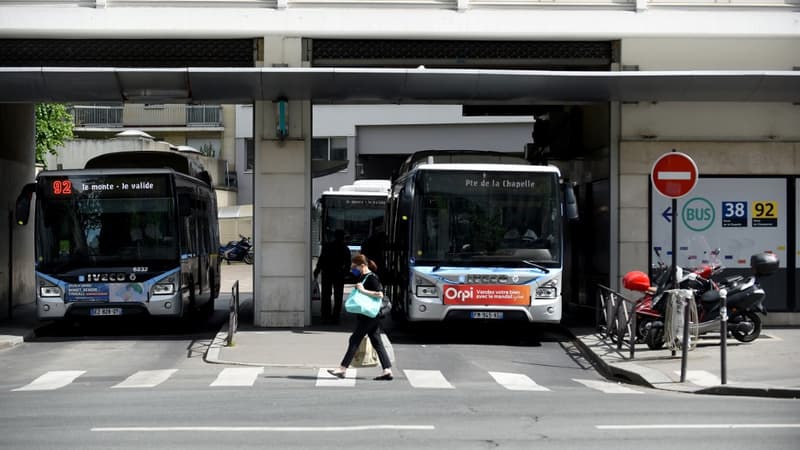 Un arrêt de bus à Paris le 27 avril 2020.