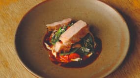 Côtes de porc aux haricots Borlotti et aux tomates Datterini. Photographie tirée du livre "Mokonuts" de Moko Hirayama et Omar Koreitem (Phaidon).