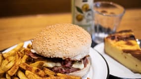 Un burger, servi avec des frites et accompagné d'un flan pâtisser en dessert (photo d'illustration).