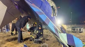 Des sauveteurs à proximité de la carcasse de l'avion d'Azerbaijan Airlines, Kazakhstan, décembre 2024 